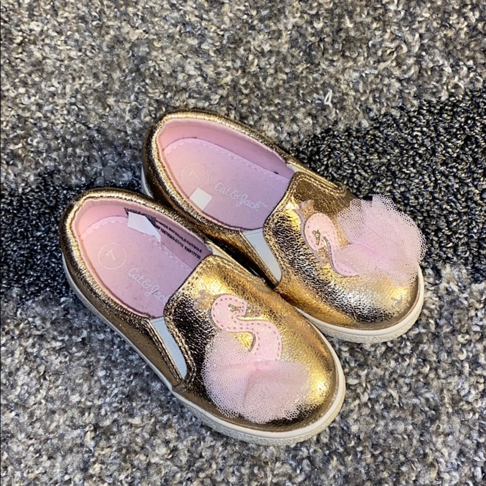 Toddler flat shoes gold w/ pink flamingo 💕💕